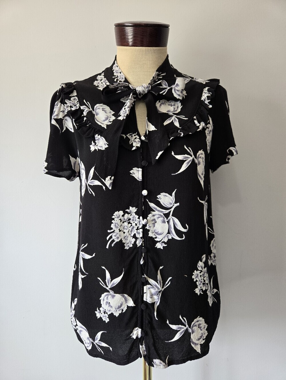 Maeve Anthropologie Black Floral Bow-Tie Ruffle Blouse. Medium